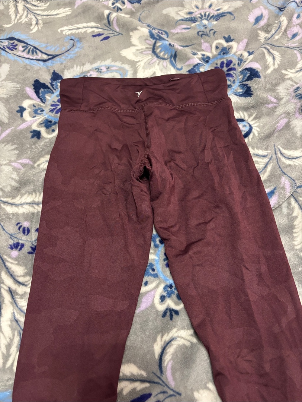 Old navy active maroon camo leggings